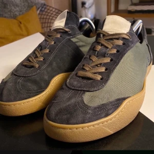 Acne Studios sneakers, strl 43  - Ett par Acne Studios-sneakers, modell okänd, i storlek 43. Välanvända och skulle nog må bra av att komma hem till någon som vet hur man tar hand om sådana här skor. Kvalitetsskor rakt igenom, några av mina favoriter i sjukt snygg bottle green-ish canvas och blå mocka.  Vill du ha ett par billiga Acne Studios-skor så har du chansen här (kanske kommer du ha dom i bowlinghallen, för visst går tankarna dit lite?).  Skoblock ingår ej.  Titta gärna på mina övriga annonser. Samfraktar gärna :) 