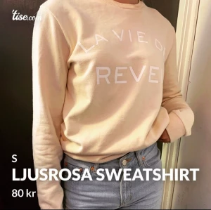 Ljusrosa Sweatshirt - Vackert skick, otroligt behaglig material. Det gör ont i mig att den aldrig kommer i använding eftersom den är så otroligt snygg!! Nästan helt oanvänd