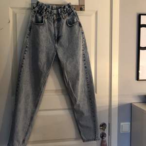 Jeans från Gina Trocot i stl S med resor i midjan. Säljs pga att jag bara använt dom två gånger. Köparen står för frakt. 