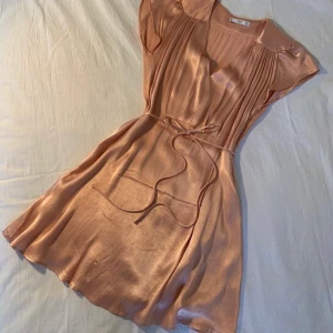 Rosa klänning  - Så fin rosa skimrande klänning från Mango i storlek S 💕 Använd vid ett fåtal tillfällen. Små streckningar i tyget som syns på sista bilden