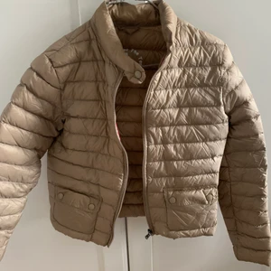 JOTT jacka - Beige dunjacka från Jott. Nypris: 1500