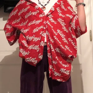 Röd Kelloggs skjorta - Asss cool skjorta köpt från secondhand, perfekt nu till sommaren