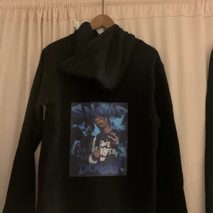 Snoop dogg hoodie - Egen designad hoodie av kunder. Vill du också designa en hooide med valfritt tryck eller kanske samma så har du kommit till rätt ställe. Storleken är M- herr. Men kan också användas om man är Xs eller S så den sitter oversize. Fraktar runt hela Sverige.