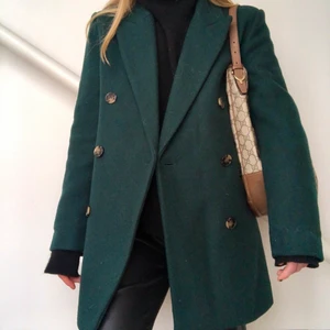  &Other Stories kavaj  - Mörkgrön oversized kavaj från &Other Stories i storlek 34. Då den är oversized sitter den som en 36/38 på mig (jag har storlek xss/xs i vanliga kläder. Aldrig kommit till användning och därför i fint skick. (Frakt inkluderat i priset. 200kr 110kr frakt) 