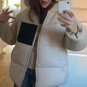 Teddy jacka med svart ficka - Såååå mysig Teddy jacka från Asos, verkligen så skön och man känner sig så gosig speciellt nu när det är väldigt kallt ute. Strl S men är oversized vilket är NICE!!! Så den passar nog allt från xs-l beroende på hur man vill att den ska sitta❤️ Nypris: 900 kr PRIS KAN DISKUTERAS