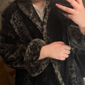 kappa - kappa i syntetpäls i leopardmönster. 300kr med frakt inräknad. storlek 44 men sitter snyggt på en storlek 40 också. pm för mer info<3