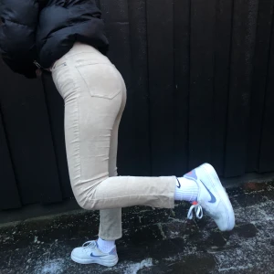 Weekday beiga Manchester byxor storlek 34 - Supersnygga beiga, manchester byxor från weekday. Storlek 34 och säljer då dem är lite för tighta, knappt använda. Passar perfekt på mig som är 160! Säljer för 200 kr, budning vid stort intresse!