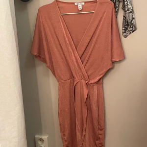 Klänning - Fin klänning från NLY one. Aldrig använd. 