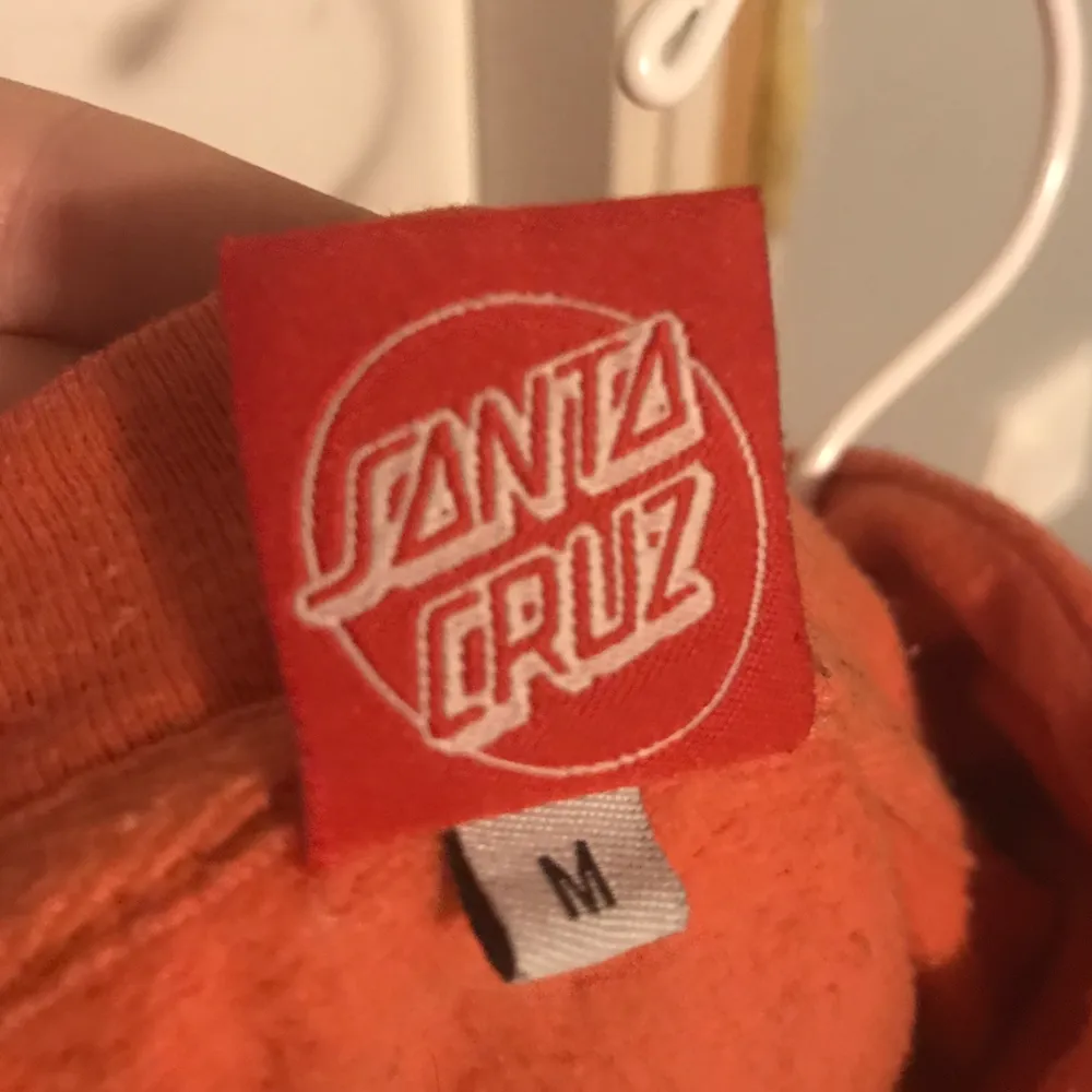 En melonröd Santa Cruz hoodie i bra skick, köpte den av en annan tjej här på plick men den har aldrig kommit till användning. Asballt tryck på ryggen och ett Santa Cruz märke fram på bröstet. Skriv privat för fler bilder och mer info 😋 170kr + eventuell frakt. Tröjor & Koftor.