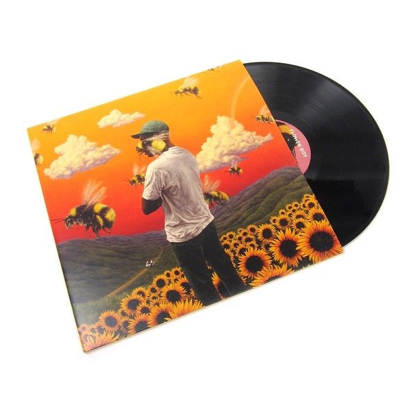 INTRESSEKOLL! Jag har Tyler the creator’s flower boy album som vinylskivor som bara ligger i min byrålåda utan användning. Bild 3 ser ni vad som ingår, jag har inte kvar affischen men allt annat är kvar. Skulle kunna sälja för bra pris. Aldrig använd bara öppnad!. Övrigt.