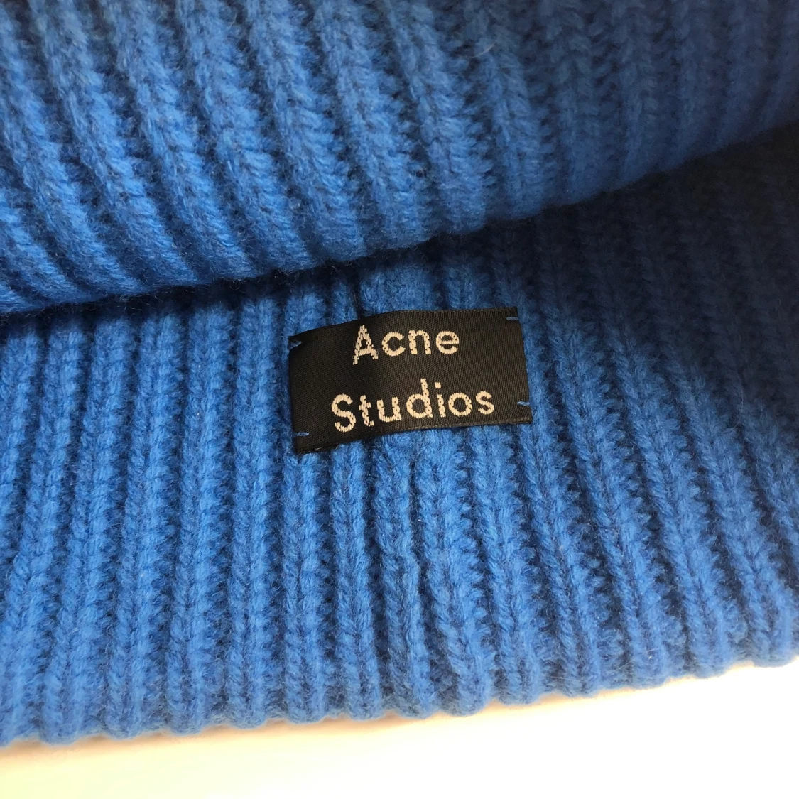 Acne Mössa ljusblå  - 90