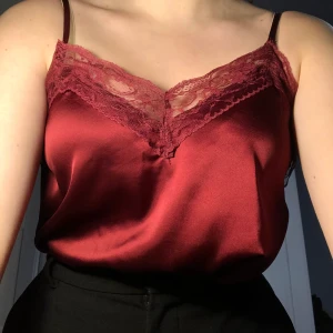 Linne NA-KD - Jättefint, mörkrött linne i satin med spetsdetaljer från NA-KD. ALDRIG ANVÄND, endast testad. Buda i kommentarerna. SAMFRAKTAR
