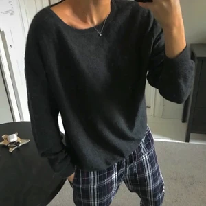 KASHMIR TRÖJA  - GRÅ Cashmere tröja bra skick men som ni ser på bilder är den lite urtvättad tror ja