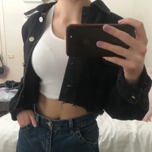 Kort jeansjacka  - Svart croppad/kort jeansjacka från Zara! Använd en enstaka gång och i nyskick!! Sitter skönt och bra längd. Jag är 163cm för referens 💜💜 