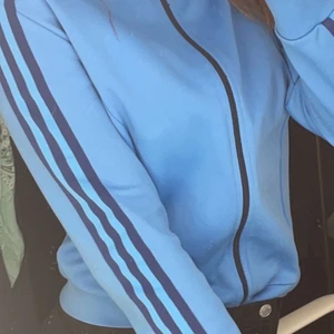 Addidas kofta  - En jätte skön adidas kofta köpt d på någon sacondhand i sommras för 400 kr men just nu ligger den på 200 kr   