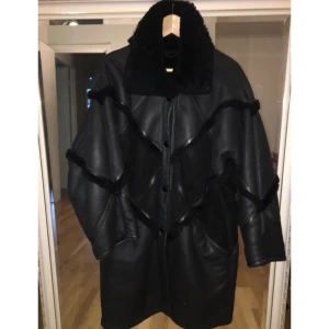 London Vintage unik shearling kappa  - Köpte denna fantastiska och väldigt unik kappa från en vintage butik i London förra året. Äkta shearling även i insidan som verkligen håller en super varm. Verkligen så cool och har fått många komplimanger 🔥💥 storlek 36. Priset samt frakten går alltid att diskutera :) 