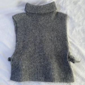 Stickad väst  - Säljer min grå stickade väst då jag aldrig använder den. Använts endast 1 gång så den är som ny. Den är i storlek S och sitter som en S på mig som vanligtvis har S. Köparen står för frakten. Skriv privat för fler bilder💗