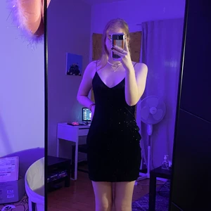 Svart klänning - Svart glittrig klänning från H&M. Så sjukt snygg men passar inte mig längre 🥲 storlek M. Frakt tillkommer 💕