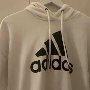Adidas hoodie - Använd fåtal gånger, frakten ingår i priset 💞