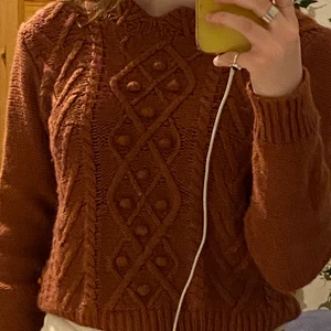 Mjuk stickad tröja - Denna tröjan kommer ursprungligen från Lindex och den är superfin (den är mer röd/rosa i verkligheten). 