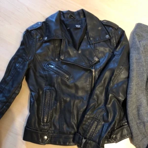 Skinnimitation jacka - Obetydligt använd, jacka i skinnimitation. Bikermodell strl M