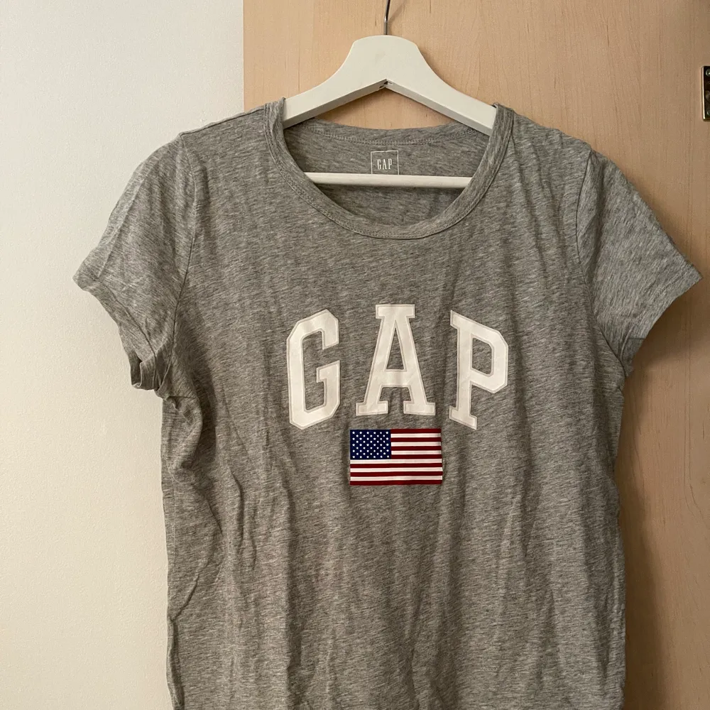 T-shirt från GAP, köpt i London. I bra skick och stryks inna köp. Kan mötas upp alternativt står köparen för frakten 🌟. T-shirts.