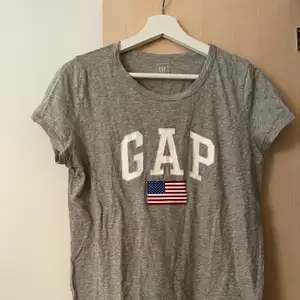 T-shirt från GAP, köpt i London. I bra skick och stryks inna köp. Kan mötas upp alternativt står köparen för frakten 🌟