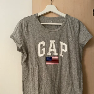 T-shirt från GAP - T-shirt från GAP, köpt i London. I bra skick och stryks inna köp. Kan mötas upp alternativt står köparen för frakten 🌟