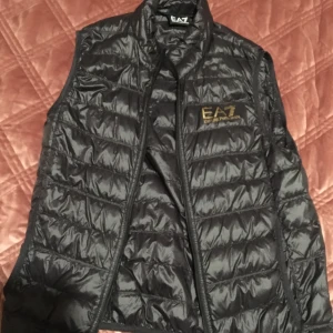 Armani väst EA7 - Använd 4gånger som en ny, köpte förra månaden. Äkta. DM för mer bilder 