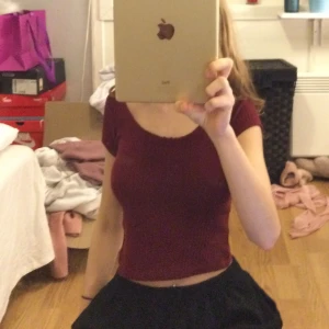 Röd T-shirt‼️ - Jättefin röd urringad T-shirt som sitter jättefint och formar sig efter kroppen. aldrig andvänd