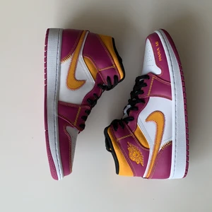 Jordan Mid Dias Los Muertos - Säljer ett par oanvända Dias Los Muertos storlek 42,5 (US 9). Äkta såklart. Kan mötas upp vid östermalm eller skicka dom. Lådan har tagit lite skada men skorna är helt oskadda så säljer dom billigare.