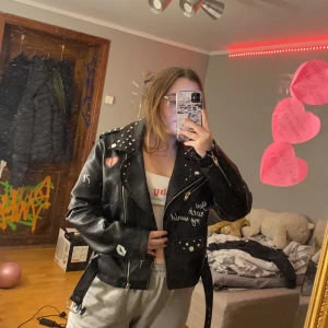 Skinnjacka  - Cool skinnjacka, säljer för inte min stil längre men den är i perfekt skick o inte använd på länge nu. 4 fickor, dragkedja, skärp har den oxå, lite olika texter överallt. Storlek L, 30kr + frakt 📦 