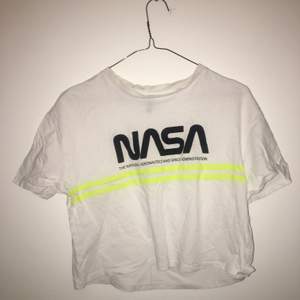 Vit nasa t-shirt med neon gul rand