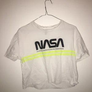 Nasa t-shirt vit - Vit nasa t-shirt med neon gul rand