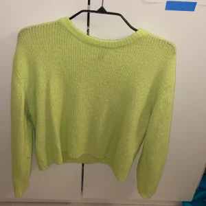 Stickad tröja - Hejsan, säljer nu min fina limegröna stickade tröja då jag aldrig använder den längre. Tröjan är i bra skick men lite nopprig men den ska typ vara så. Man kan se igenom tröjan lite men inte mycket. Kontakta om intresserad (köparen står för frakt) tröjan ska sitta lite overzized