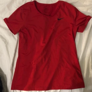 TräningsT-shirt Nike - Röd träningsshirt från Nike. Knappt använd, jättefint skick. SAMFRAKTAR