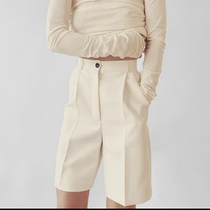 Ny Shorts  - Shorts Storlek: M  350 kr.   Kavaj 350 kr 