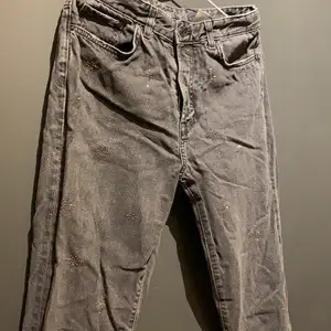 Säljer stentvättade jeans från H&M i storleken 30/S. 🖤