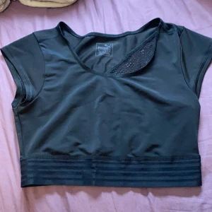 Puma topp - Tränings topp från puma k fint skick! När på ryggen och resor nedtill💖