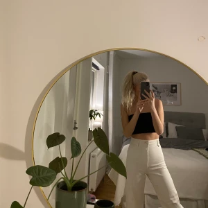 Zara jeans wide storlek 34. - Jeans från zara i storlek 34! Sitter tight och bra i midjan men lite vidare vid bena perfekt längd jag är även rätt lång så dom passar bra om man är lite längre! Kan fraktas men inte helt säker på vad det kostar så får ta reda på det. Säljer dom pågrund av att dom inte riktigt är min stil längre endas använda 1 gång!! ❤️