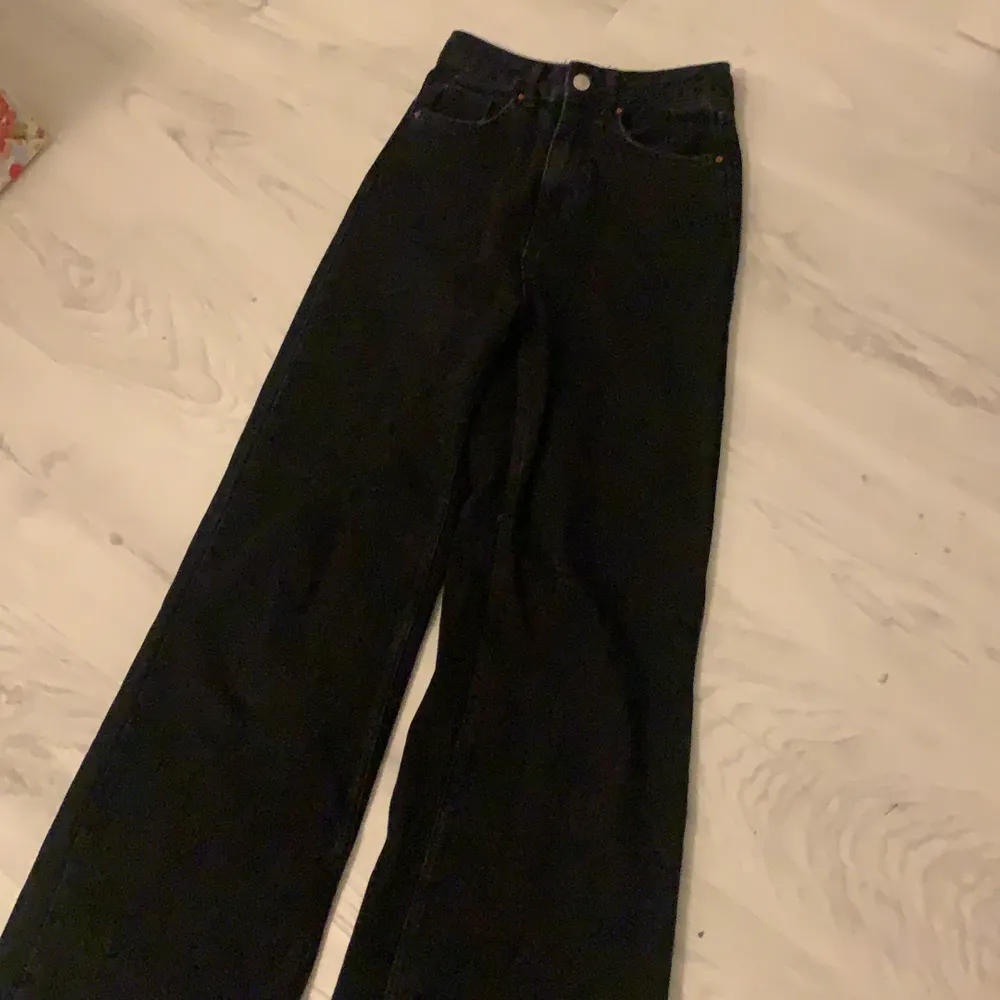 Ett par svarta wida jeans. Jag är 155 och dem är jätte  långa på mig! Använda ca 2 gånger och är i väldigt bra skick. Anledningen då varför jag säljer dem är för att dem är då väldigt långa!🙁💕. Jeans & Byxor.