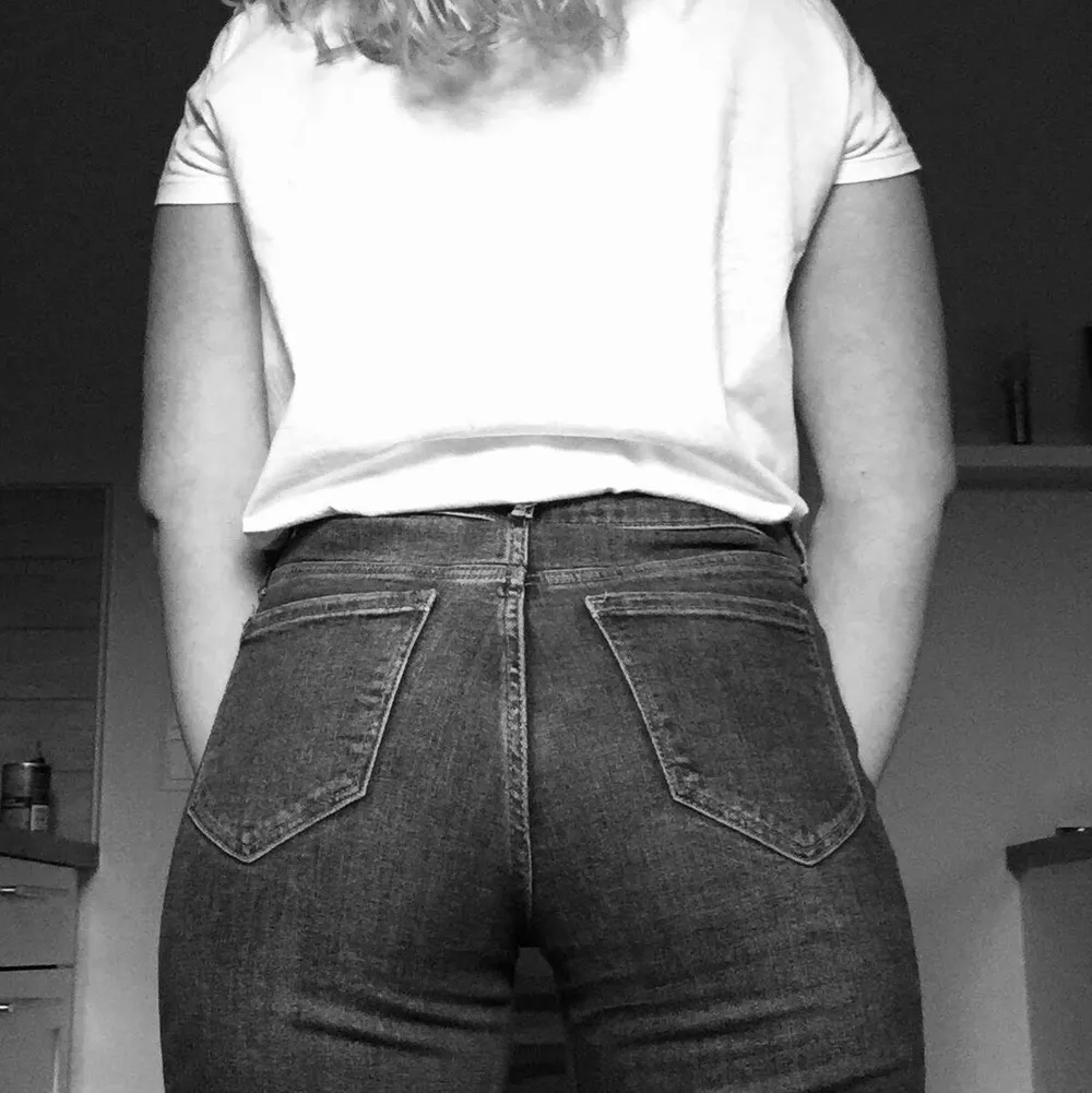 Tighta jeans köpta på old navy. Storlek 6 men motsvarar S/38 i svensk storlek. Sparsamt använda. ❣️ De svartvita bilderna är för att visa hur de sitter på (kunde inte ändra bilderna till färgade igen).. Jeans & Byxor.