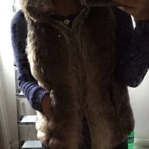  - pälsväst EJ ÄKTA
dyrt i inköp, använd 1-2 gånger
skickar bättre bild vid intresse 