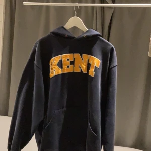 Jansport hoodie strl L - Ny andvänd 1 gång. Strl L, själv 1,60 och den är ner till låren typ, vintage och skit snygg passform!