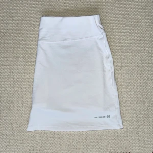 Tenniskjol Artengo - Kritvit kjol som är perfekt till padel, tennis eller golf!🏌️‍♀️🎾 Inte använd många gånger. Den kan skickas men då står köparen för fraktkostnaden. Kan skickas spårbart också!📦 