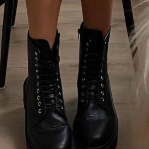 Black boots  - Ett par extremt snygga, svarta och trendiga stövlar. De är i mycket bra skick då jag knappt kunna använda de i och med att de är i fel storlek..  