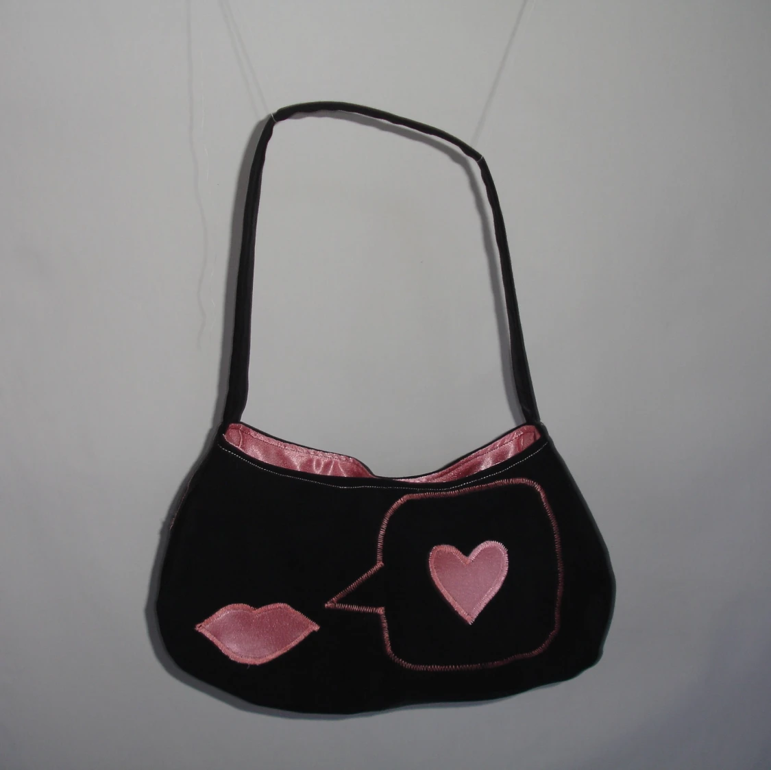 Unik svart handväska med rosa detaljer - 90