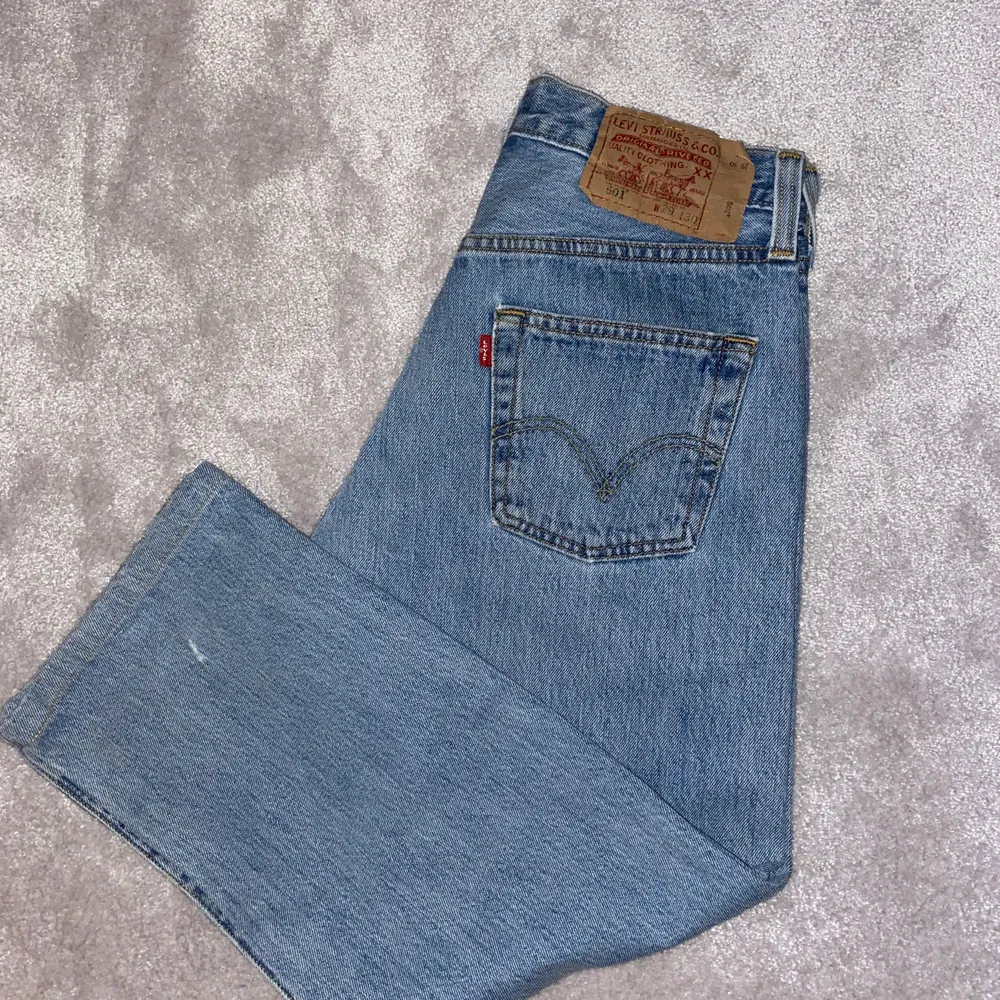 Säljer dessa vintage Levis jeans som jag köpte här på Plick, men aldrig använt då de va för korta för mig:( Köpte dom för 350kr men kan diskutera priset💖 köparen står för frakten (andra bilden är från personen jag köpte dom av) Skriv för fler bilder🥰. Jeans & Byxor.