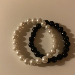 Svar och vit armband  - Svart-18 kr  vit-18 kr      vit tråd 