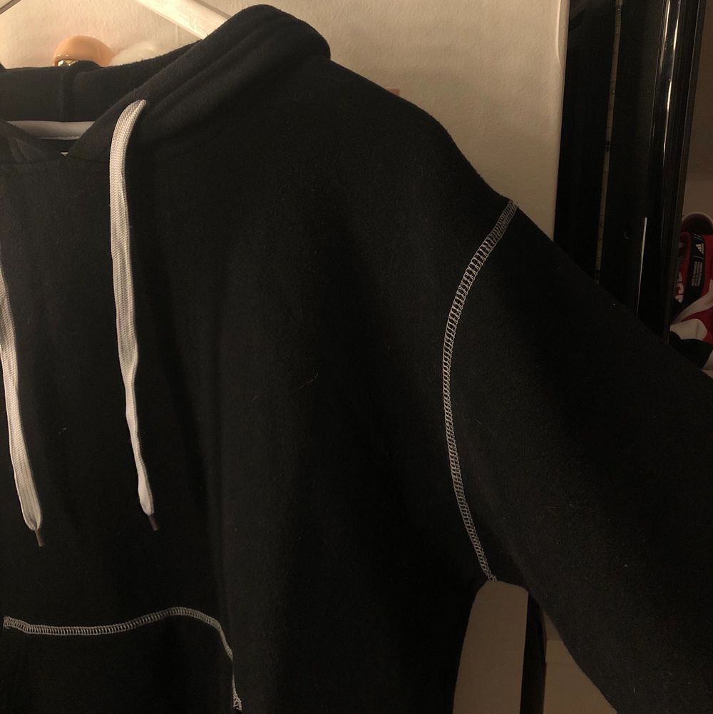 Oversized svart hoodie med vita sömmar i strl M. Använd 2-3 gånger.. Huvtröjor & Träningströjor.